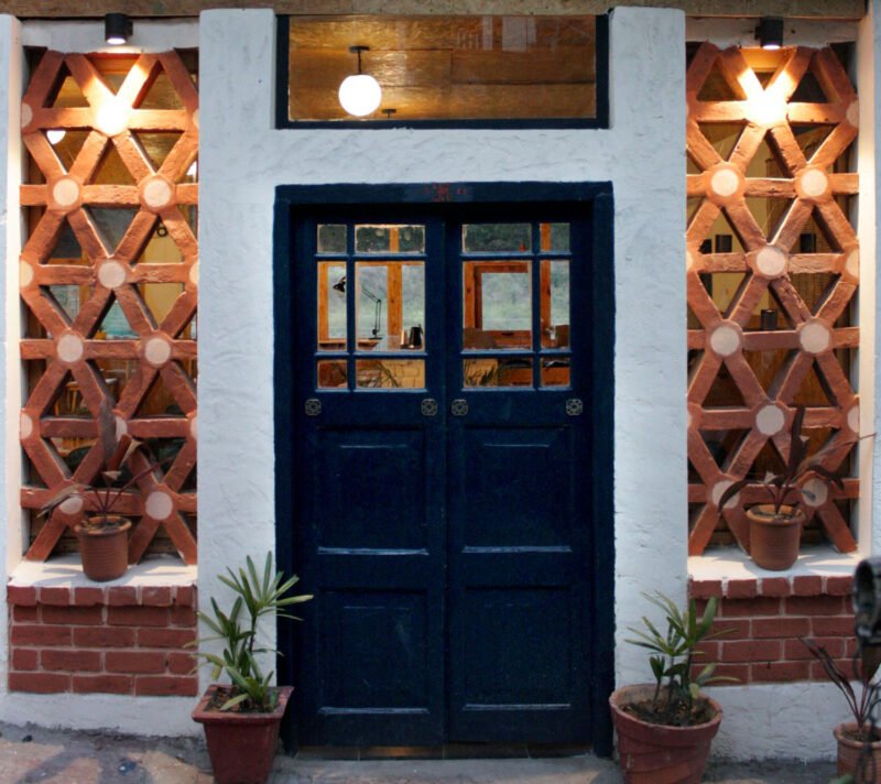 A warm welcome: Glowing lights highlight the craftsmanship of the jali work, creating an inviting transition into the cafe interiors.